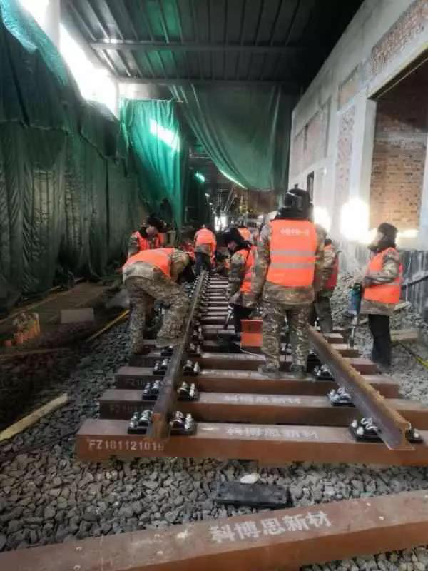 今日头条、北京日报：13号线清河站拨线工程倒计时，京城地铁首  次铺上树脂轨枕